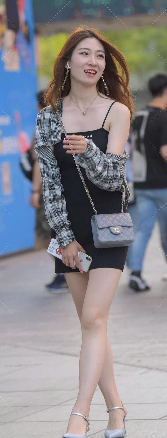 裙搭撞色衬衫职场日常都适配的穿搭开元棋牌基础款也能显贵黑色吊带(图2)