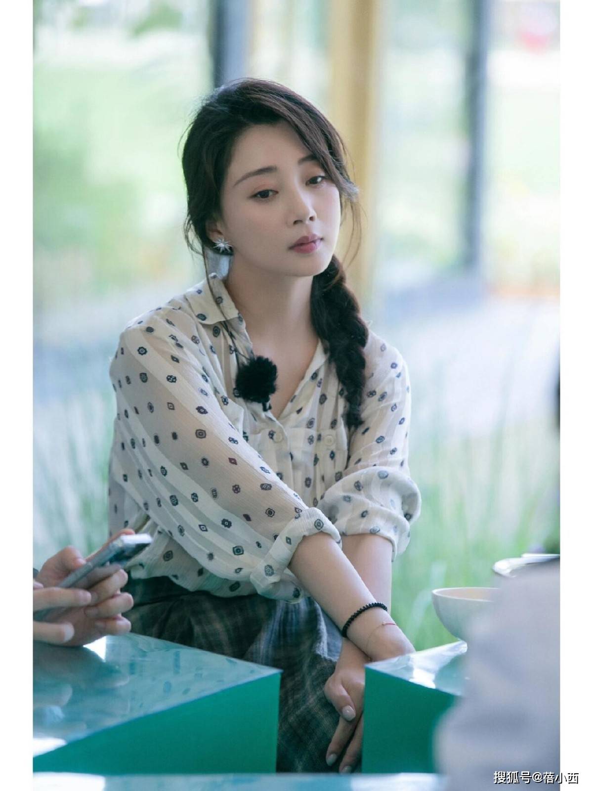 ！很值得中年女性借鉴时尚、优雅还减龄开元棋牌试玩被45岁殷桃的穿搭惊艳到(图2)