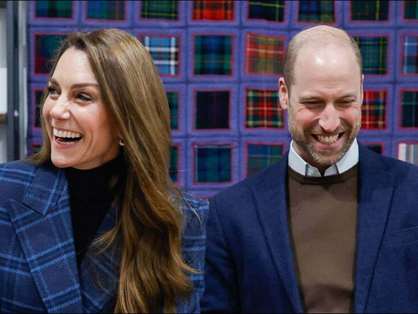 子大衣优雅大气不愧是英国最美王妃开元棋牌凯特冬季穿搭满分蓝色格(图1)