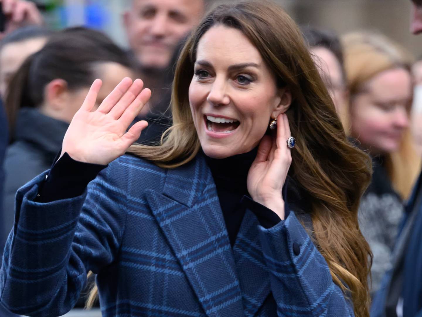 子大衣优雅大气不愧是英国最美王妃开元棋牌凯特冬季穿搭满分蓝色格(图2)