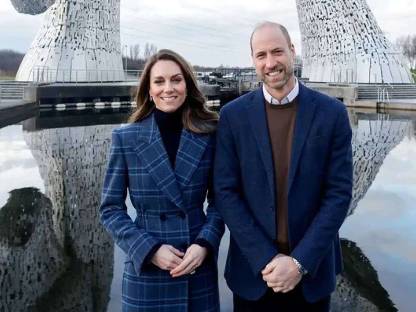 子大衣优雅大气不愧是英国最美王妃开元棋牌凯特冬季穿搭满分蓝色格(图4)