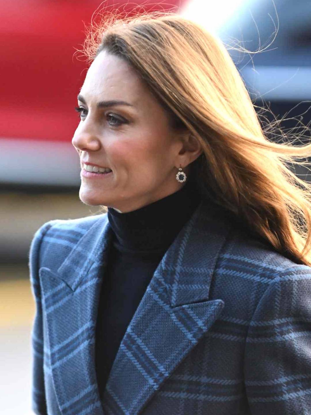 子大衣优雅大气不愧是英国最美王妃开元棋牌凯特冬季穿搭满分蓝色格(图9)