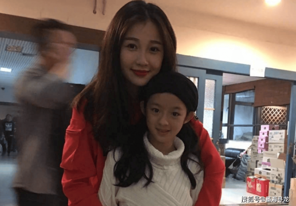 将刘浩存、虞书欣也送上热搜开元棋牌app230万耳环(图2)